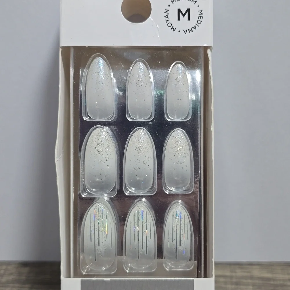 Dashing Diva NailBliss Salon Gel Nails Medium Length Brand New  - White Silver